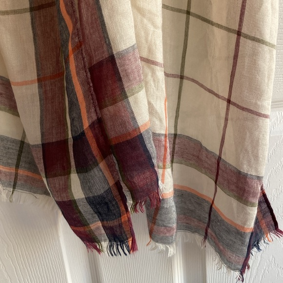 Tommy Hilfiger lightweight scarf/shawl. - Picture 5 of 6